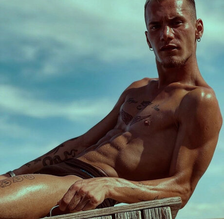 Foto di nudo di fuga di OnlyFans di Alektattoo