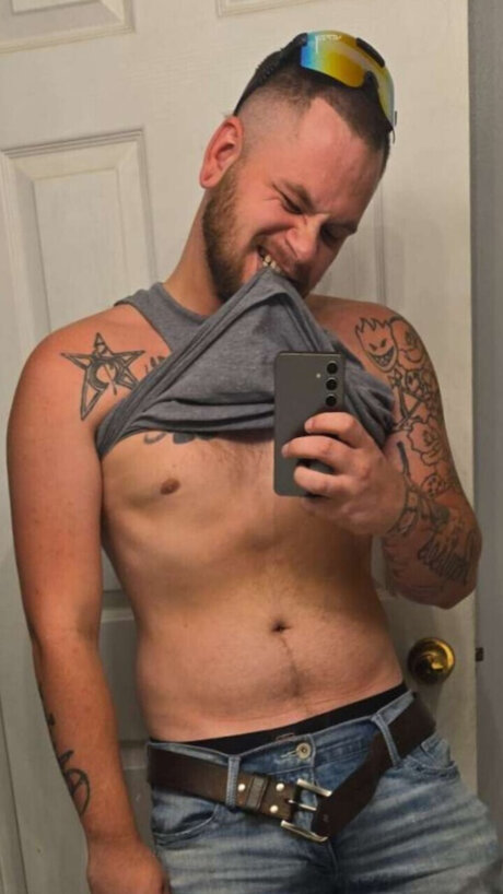Foto di nudo di fuga di OnlyFans di Above Average