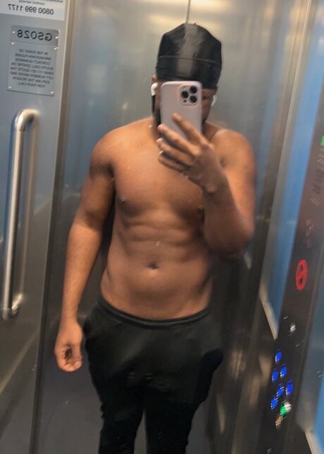 Foto di nudo di fuga di OnlyFans di Lv