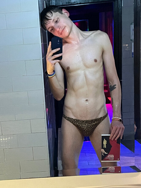 Foto di nudo di fuga di OnlyFans di Damin Triton