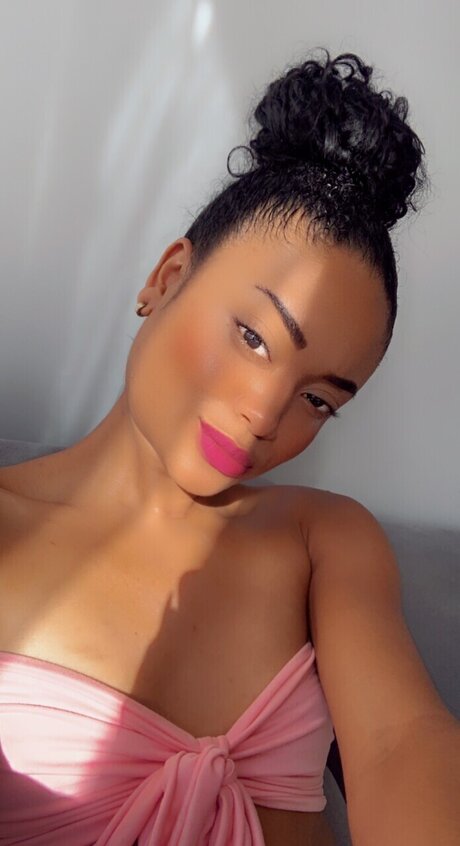Foto di nudo di fuga di OnlyFans di Anna Queen