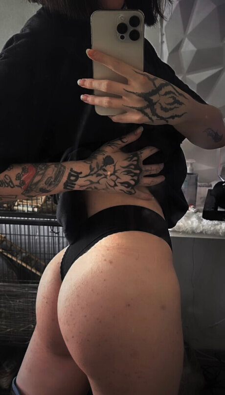 Foto di nudo di fuga di OnlyFans di Tattoo Woman