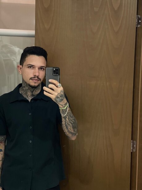 Foto di nudo di fuga di OnlyFans di Suliano