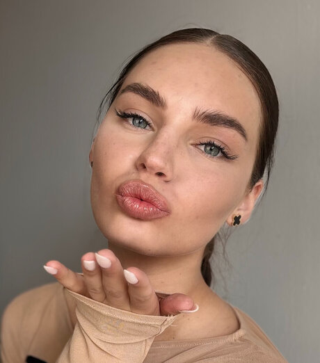 Foto di nudo di fuga di OnlyFans di Polinka