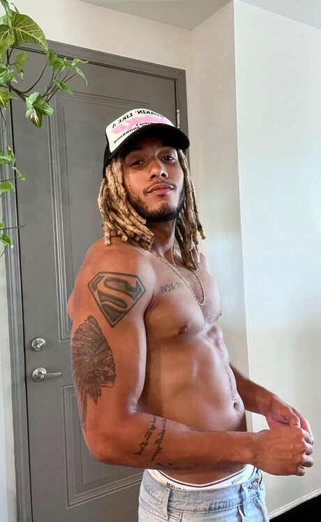 Foto di nudo di fuga di OnlyFans di Derek Avage