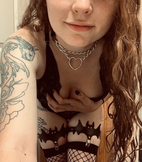 Foto di nudo di fuga di OnlyFans di Bruja Robyn