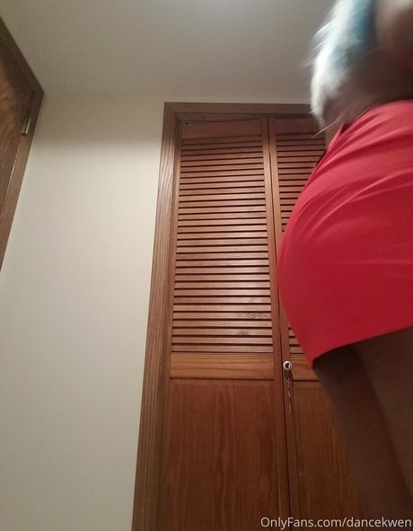 Foto di nudo di fuga di OnlyFans di Dancekwen