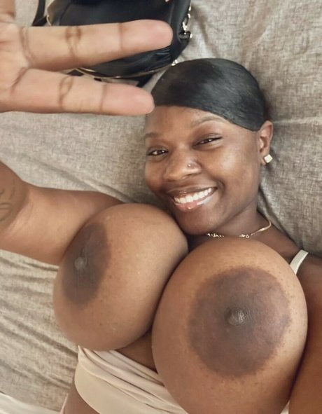 Foto di nudo di fuga di OnlyFans di Lizziesoexotic