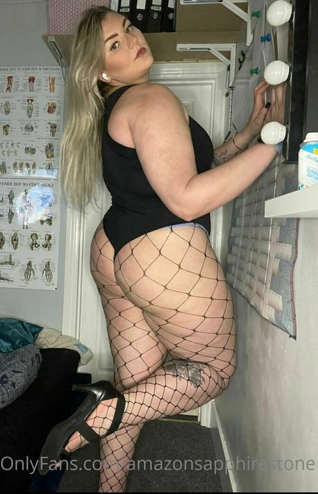 Foto di nudo di fuga di OnlyFans di Amazonsapphirestone