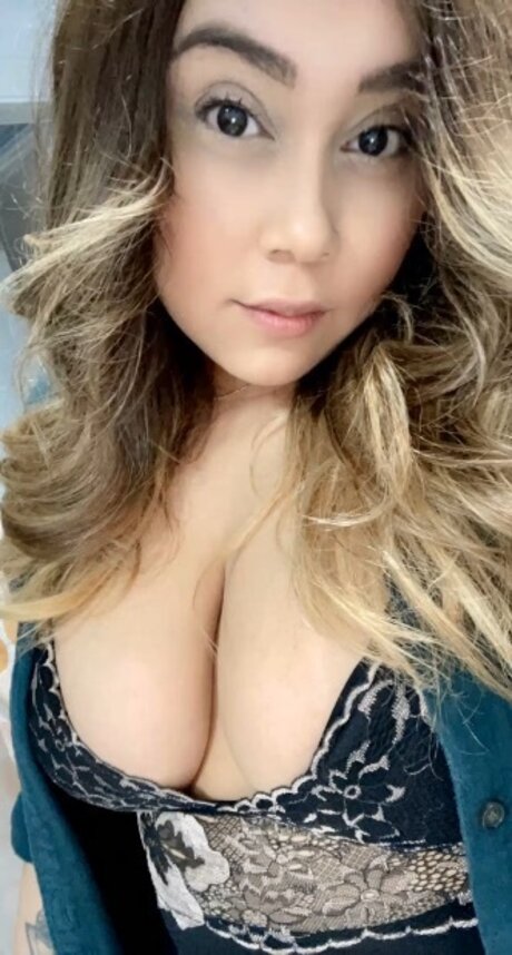 Foto di nudo di fuga di OnlyFans di Kari