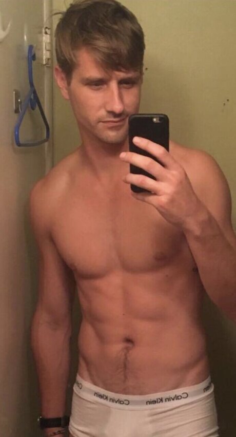 Foto di nudo di fuga di OnlyFans di James
