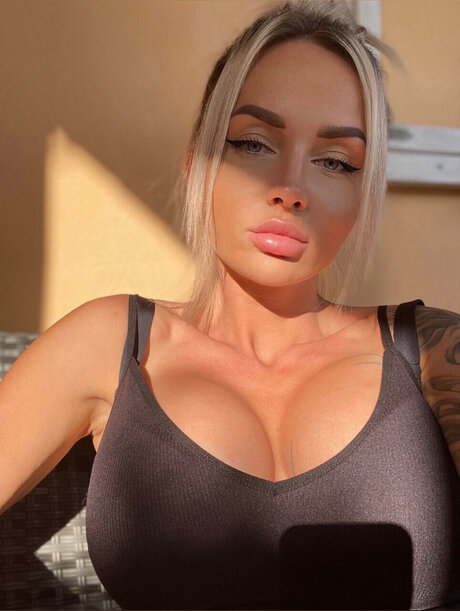 Foto di nudo di fuga di OnlyFans di Alina