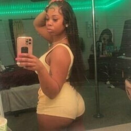 Foto di nudo di fuga di OnlyFans di Bigmulahbaby
