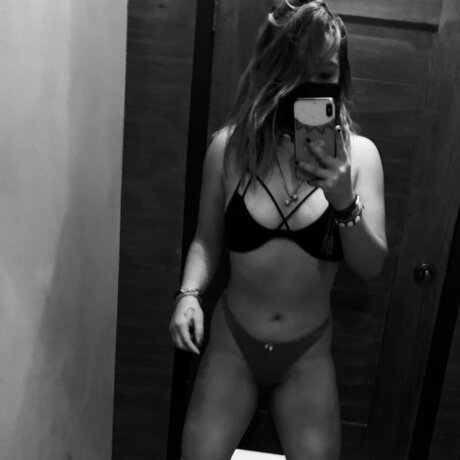 Foto di nudo di fuga di OnlyFans di Esmeralda