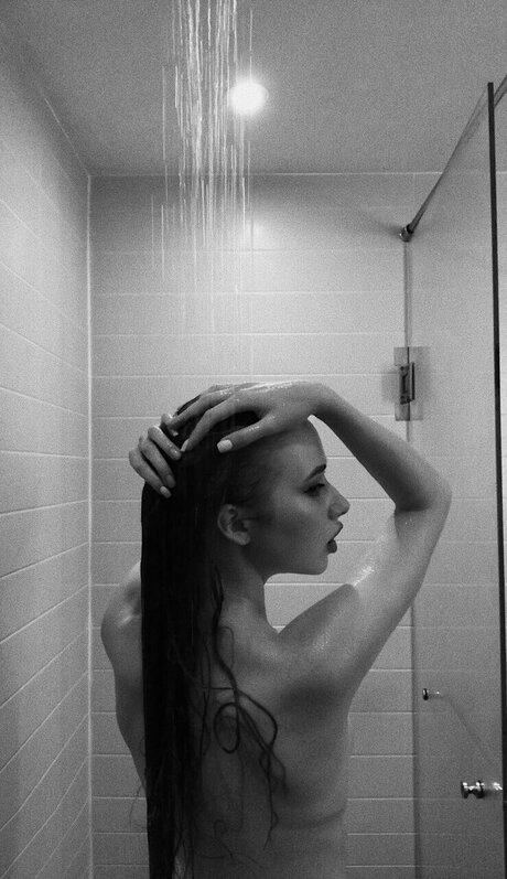 Foto di nudo di fuga di OnlyFans di Angelina