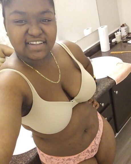 Foto di nudo di fuga di OnlyFans di Reign