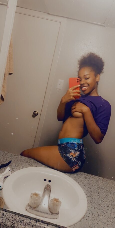 Foto di nudo di fuga di OnlyFans di Miss Petitee