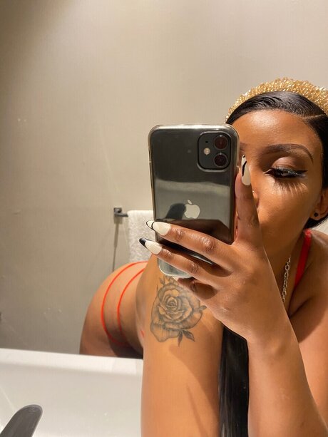 Foto di nudo di fuga di OnlyFans di Mamie