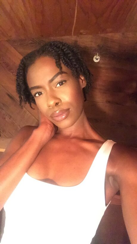 Foto di nudo di fuga di OnlyFans di Glamnaturenextdoor