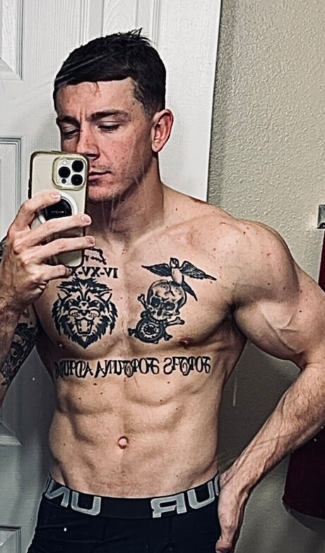 Foto di nudo di fuga di OnlyFans di Tsunami
