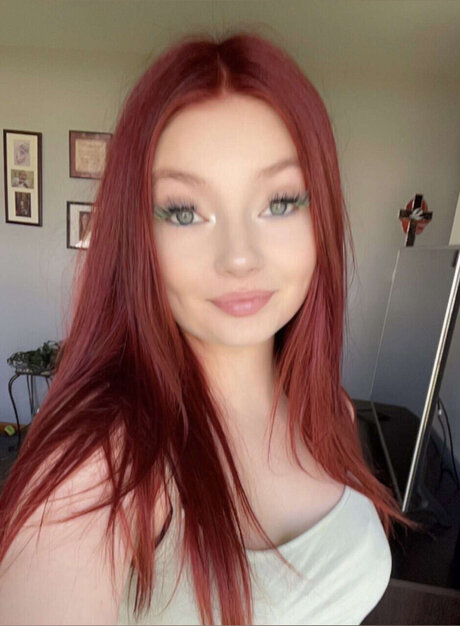 Foto di nudo di fuga di OnlyFans di Big Red