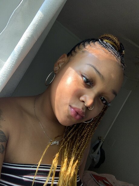 Foto di nudo di fuga di OnlyFans di Babychyna