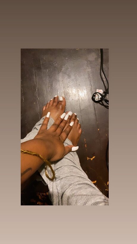 Foto di nudo di fuga di OnlyFans di Rara