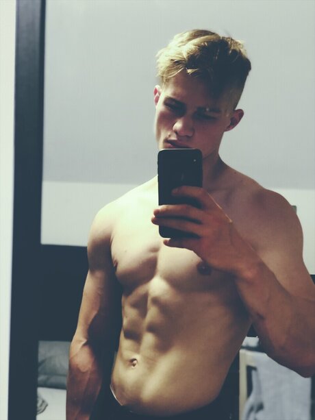 Foto di nudo di fuga di OnlyFans di Adrian