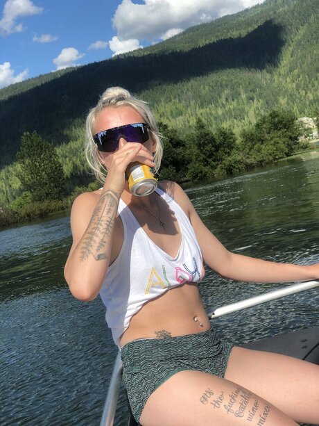 Foto di nudo di fuga di OnlyFans di Dina Love