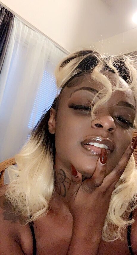 Foto di nudo di fuga di OnlyFans di Essgucci