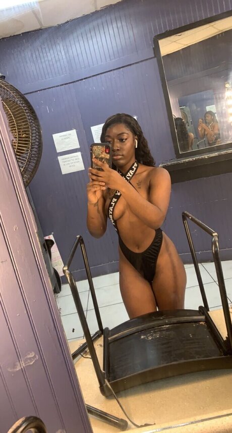 Foto di nudo di fuga di OnlyFans di Carrie