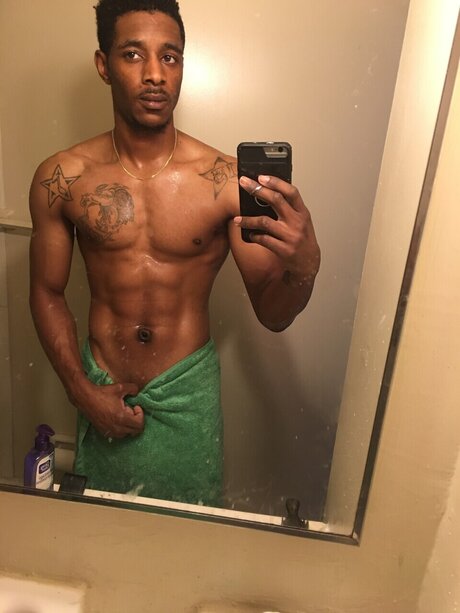 Foto di nudo di fuga di OnlyFans di James Long