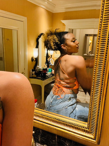 Foto di nudo di fuga di OnlyFans di Les Hussle