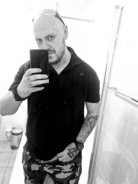 Foto di nudo di fuga di OnlyFans di V1k1ng