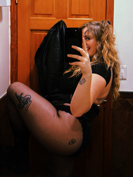 Foto di nudo di fuga di OnlyFans di Bella