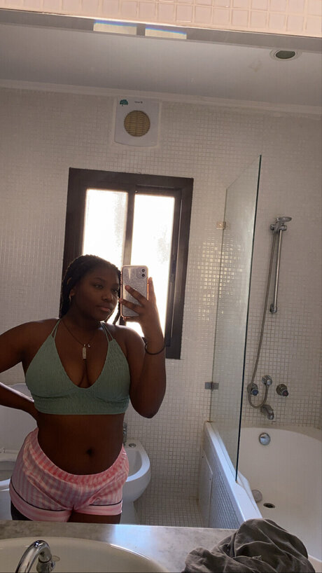 Foto di nudo di fuga di OnlyFans di Mikyla Preston