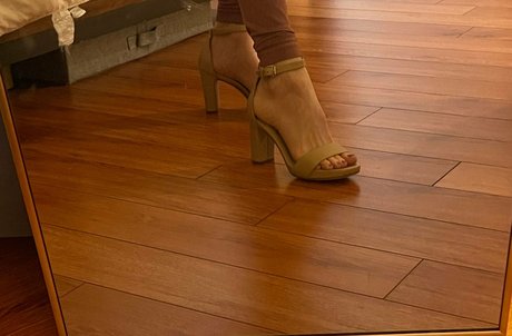 Foto di nudo di fuga di OnlyFans di Legsfeetrepeat