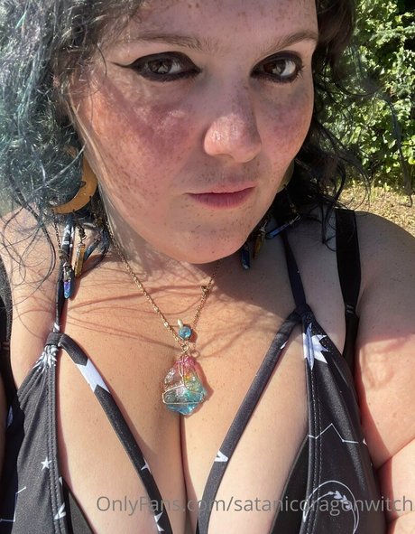 Foto di nudo di fuga di OnlyFans di Satanicdragonwitch