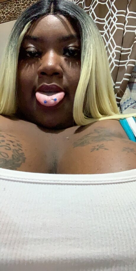 Foto di nudo di fuga di OnlyFans di Bigtittybbw400