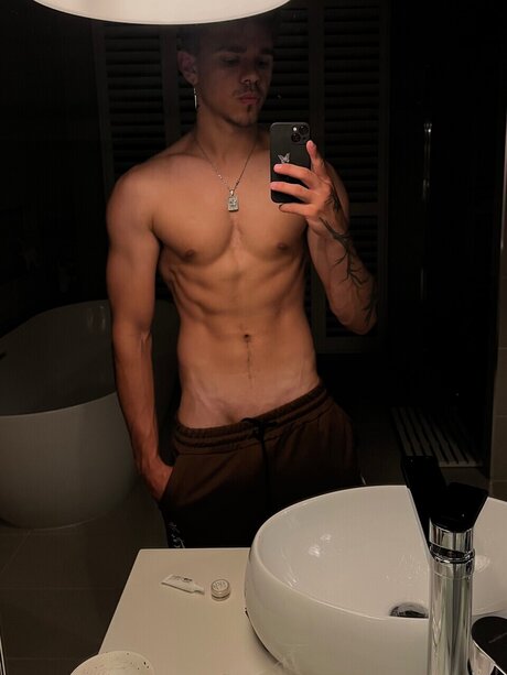 Foto di nudo di fuga di OnlyFans di Byron