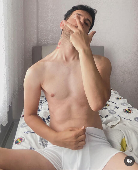 Foto di nudo di fuga di OnlyFans di  Ozan Karayel 