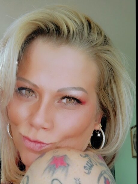 Foto di nudo di fuga di OnlyFans di April