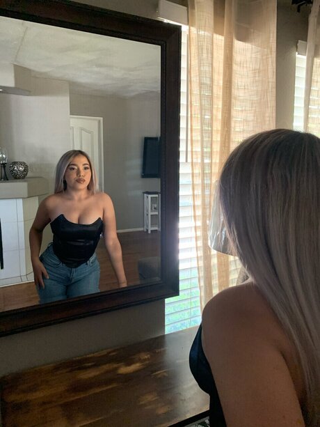 Foto di nudo di fuga di OnlyFans di Elizabeth