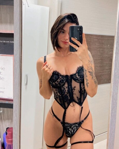 Foto di nudo di fuga di OnlyFans di Scarlet Angel Xxx