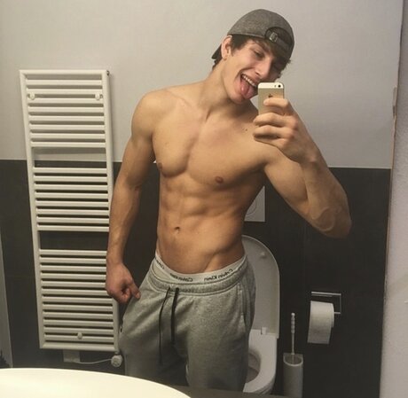 Foto di nudo di fuga di OnlyFans di Toyboy98