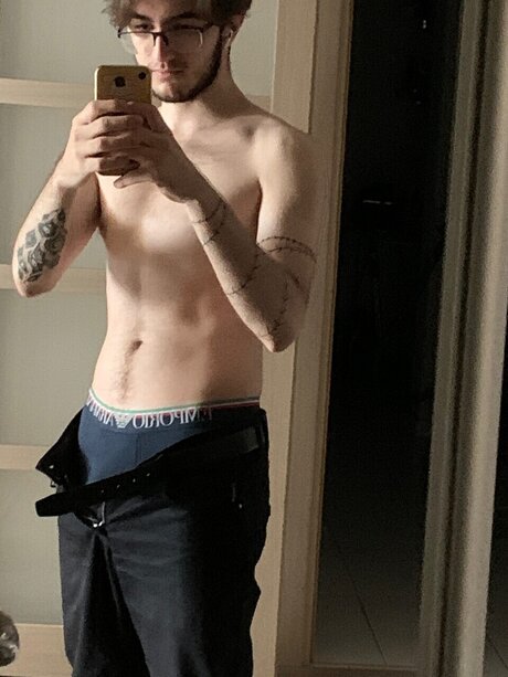 Foto di nudo di fuga di OnlyFans di Anton