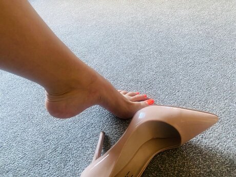 Foto di nudo di fuga di OnlyFans di Alicesfeetandabitmore
