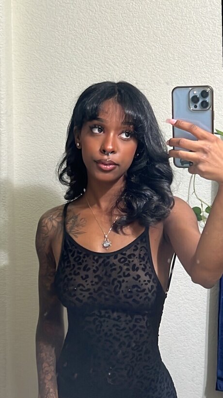 Foto di nudo di fuga di OnlyFans di Shareezia 