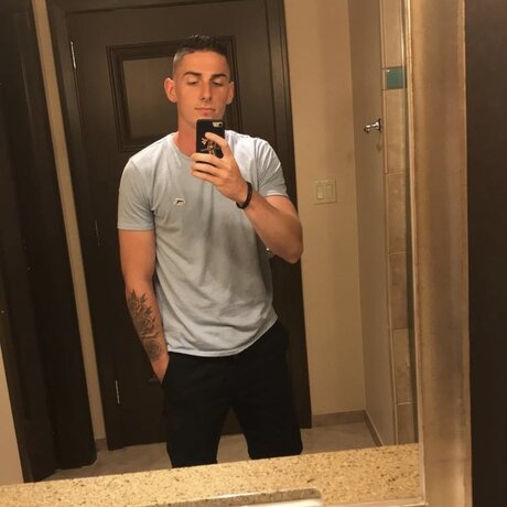Foto di nudo di fuga di OnlyFans di Allen
