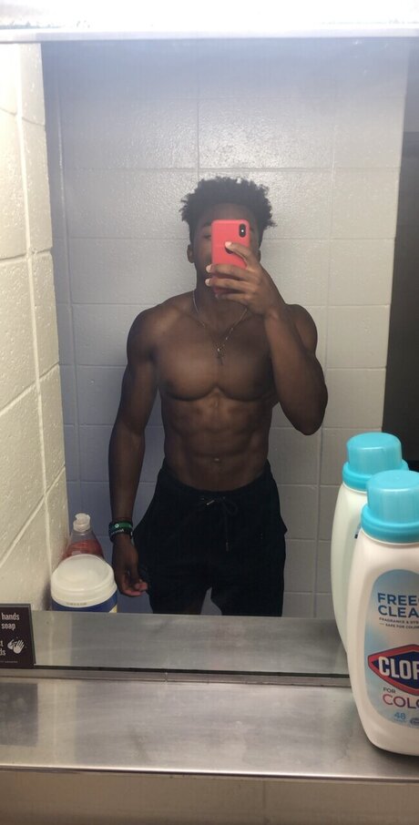 Foto di nudo di fuga di OnlyFans di Isaiah